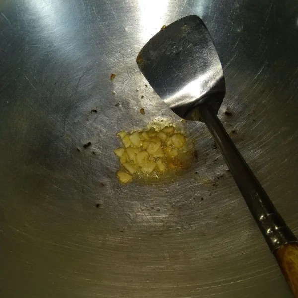 Panaskan sedikit minyak goreng, kemudian tumis bawang putih sampai harum.