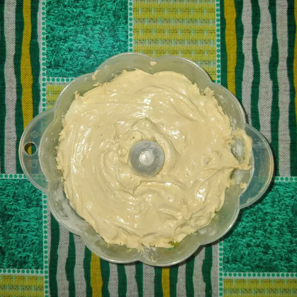 Olesi loyang dengan mentega dengan tepung terigu terus masukkan adonan hentak hentakkan agar udara keluar