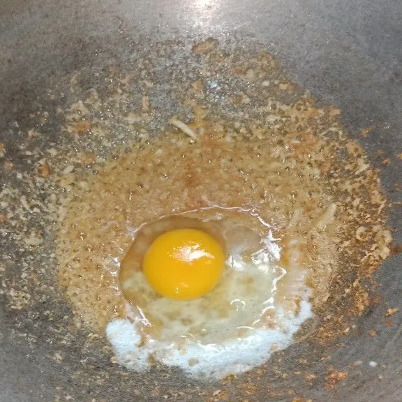 Panaskan sedikit minyak goreng kemudian tumis bumbu halus hingga harum dan matang ceplokan telur buat orak arik hingga telur matang.