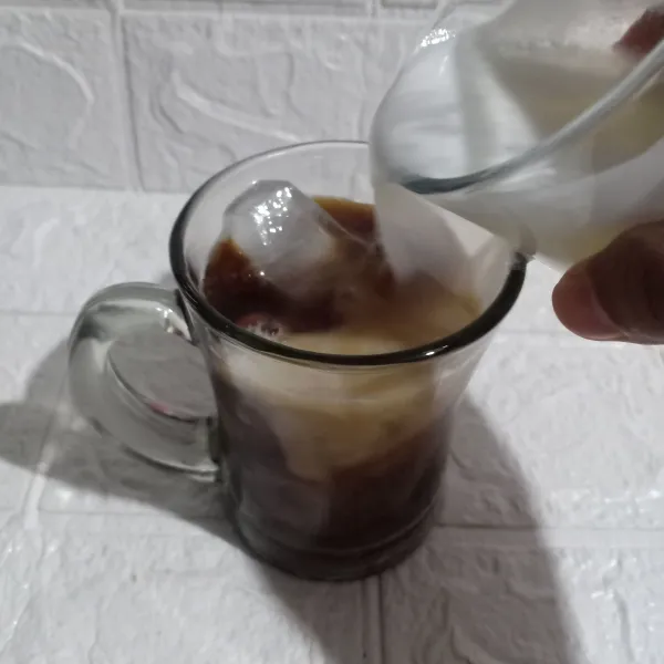 Tambahkan kopi, lalu tuang santan diatasnya.