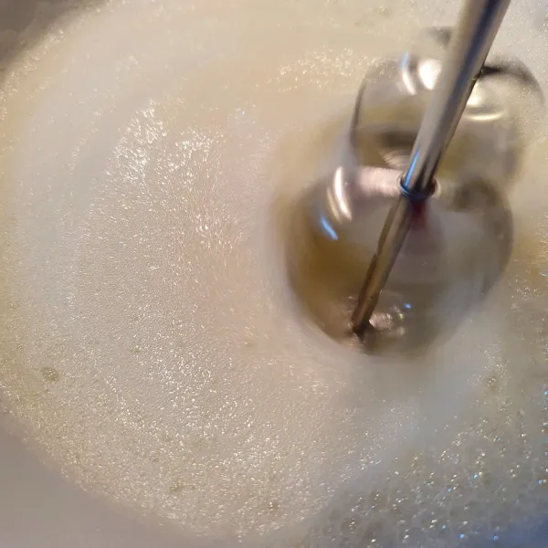 Buat adonan meringue : kocok putih telur dan cream of tartar menggunakan mixer kecepatan rendah, tambahkan gula pasir bertahap sekaligus naikkan kecepatan mixer. Lakukan hingga adonan membentuk soft peak (saat diangkat adonan membentuk puncak)