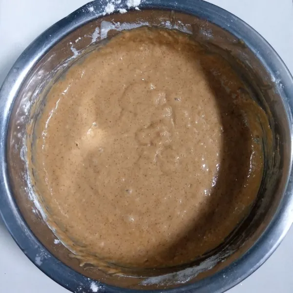 Masukkan semua bahan B. Aduk rata menggunakan spatula.(Jangan terlalu lama saat mengaduk)
