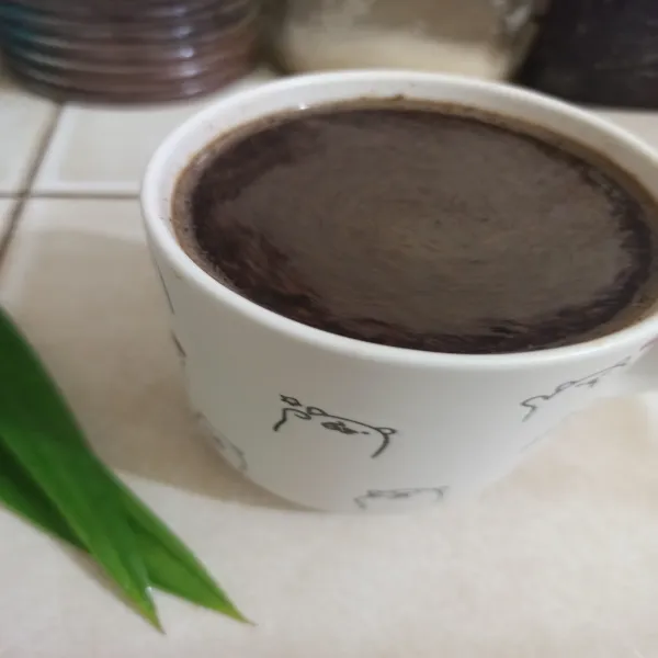 Aduk kopi sampai tercampur dengan air dan siap disajikan