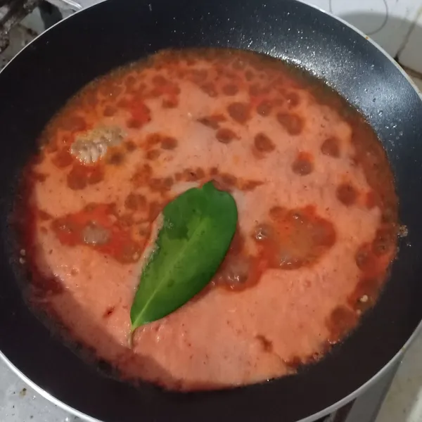Tumis bumbu halus dan rempah sampai harum.
