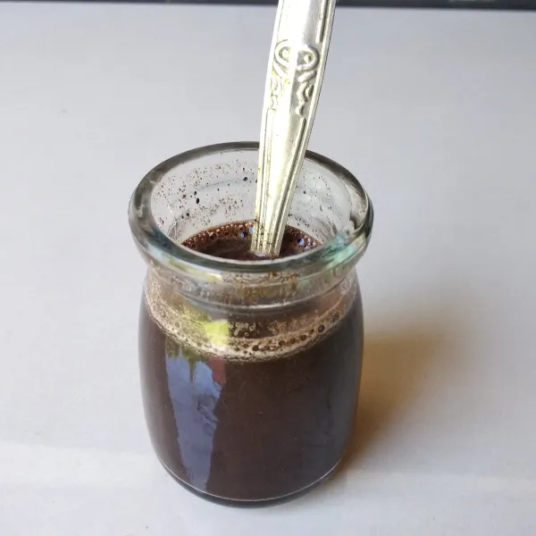 Seduh kopi dengan air panas