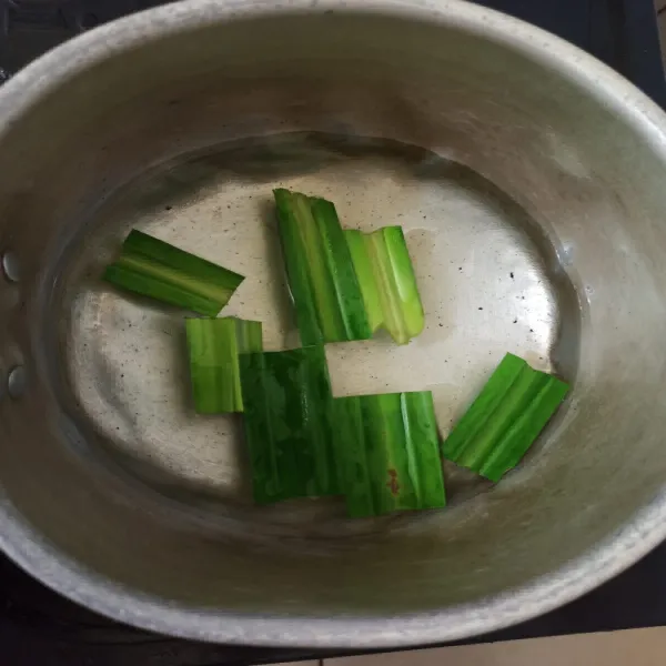 Rebus air dengan daun pandan sampai mendidih