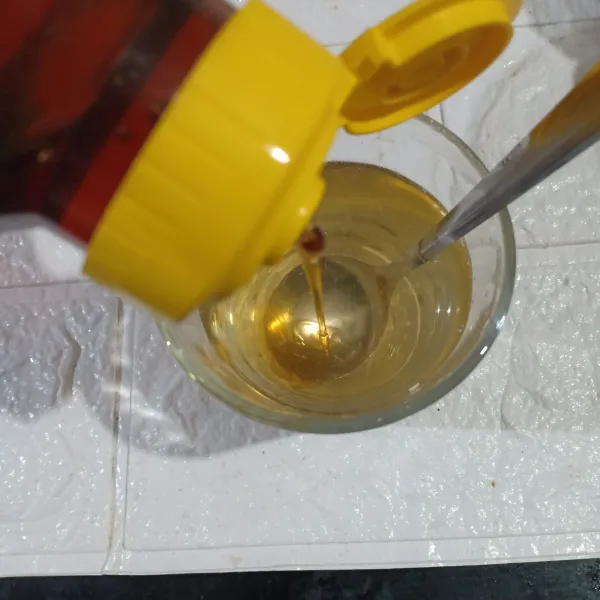 Lalu pindahkan ke dalam wadah gelas dan tambahkan madu, aduk rata.