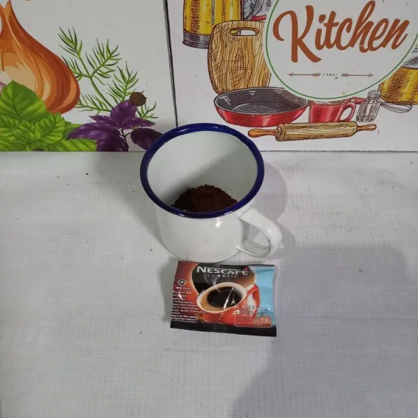 Tuang kopi ke dalam gelas.