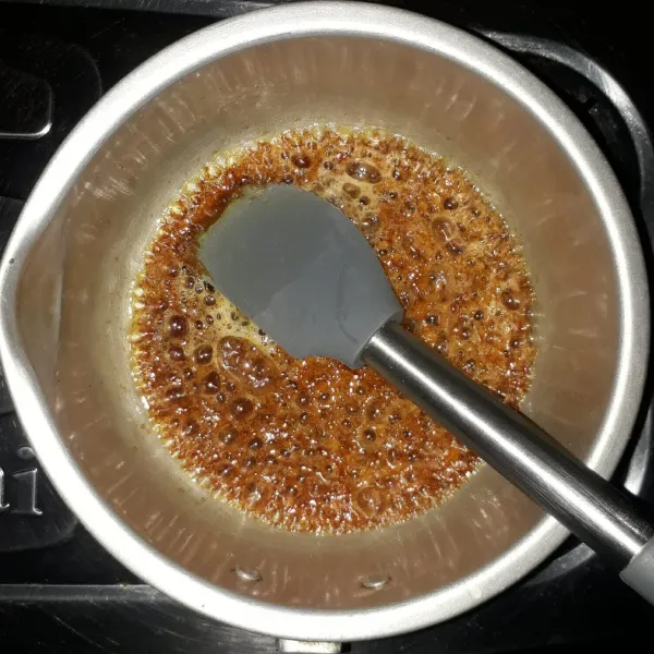 Aduk terus gula Jawa hingga membentuk karamel.