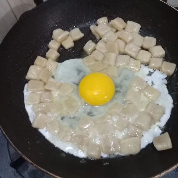 Masukkan telur, orak-arik bersama cilor lalu tambahkan cabai bubuk dan keju bubuk, aduk rata lalu angkat dan sajikan.