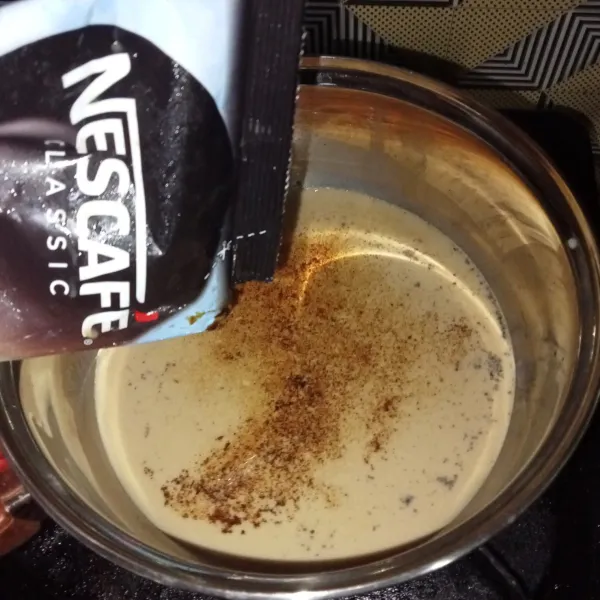 Masukkan bubuk kopi dan aduk-aduk terus hingga mendidih, matikan kompor dan sisihkan.