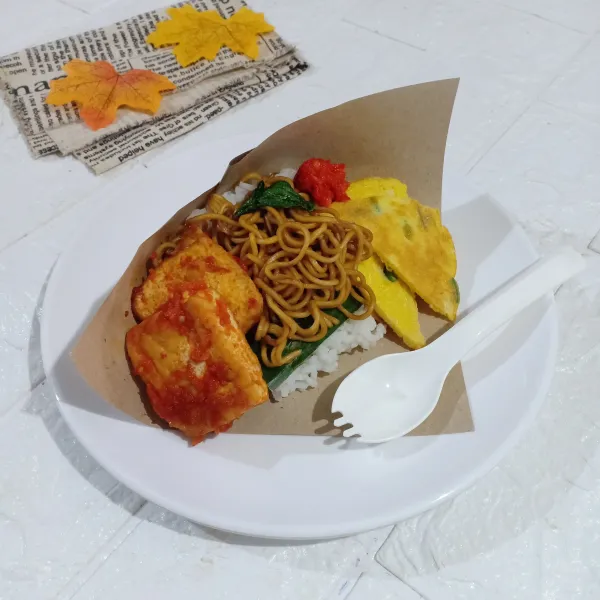 Tata nasi dengan diberi lauk di atasnya.