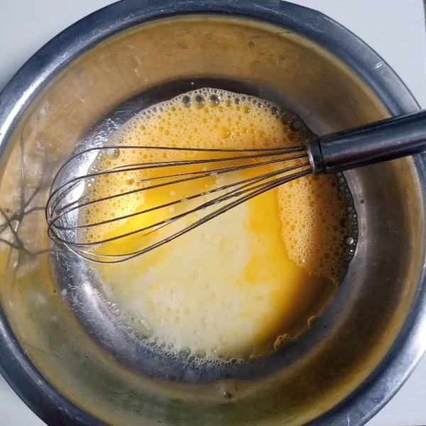 Kocok telur. Kemudian masukkan bahan A lainnya. Aduk sampai tercampur rata.