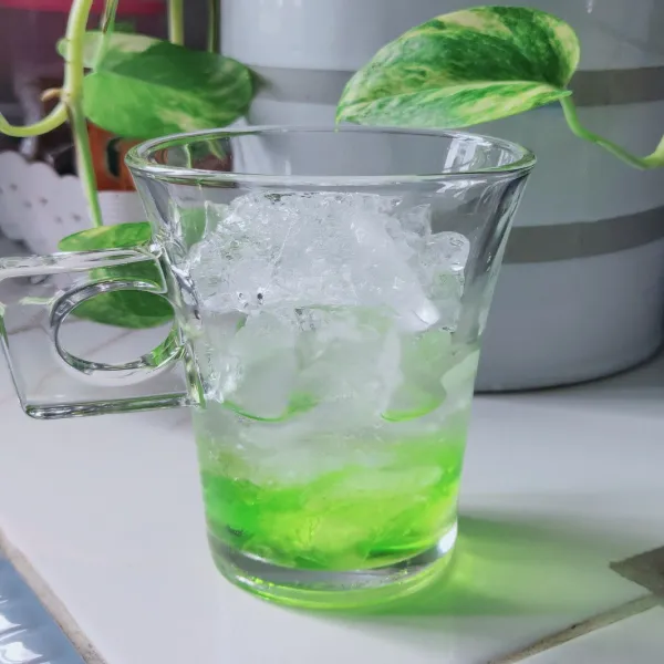 Siapkan sirup melon dan es batu ke dalam gelas.