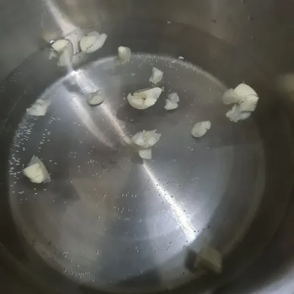 Masukkan bawang putih yang sudah digeprek.