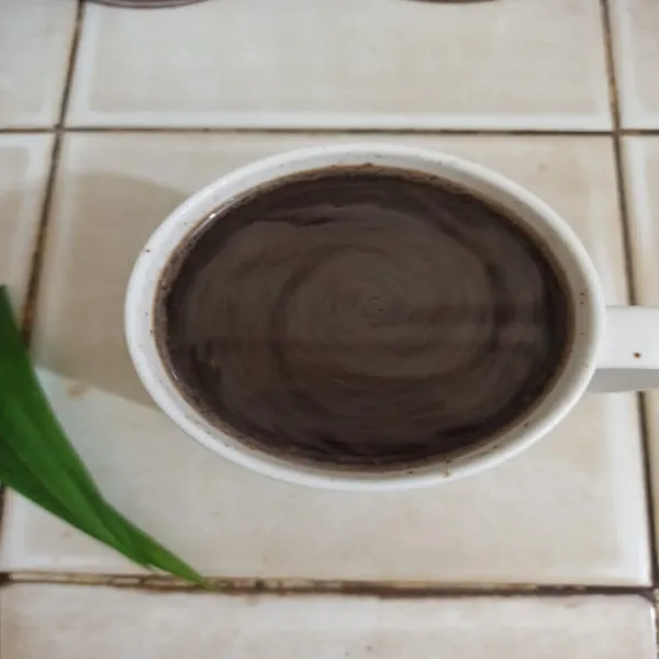 Seduh kopi dengan rebusan air dan pandan