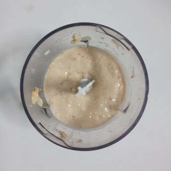 Siapkan pisang. Kemudian haluskan. (me. menggunakan Chopper)