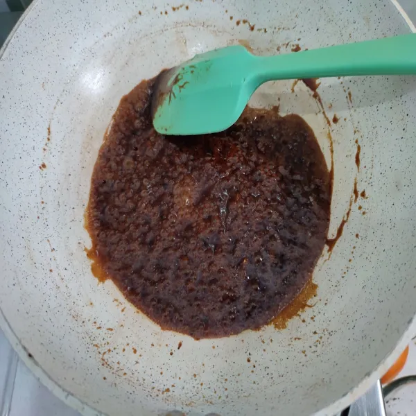 Tambahkan air dan palm sugar masak hingga mengental seperti karamel. Masak dengan api kecil agar tidak gosong.