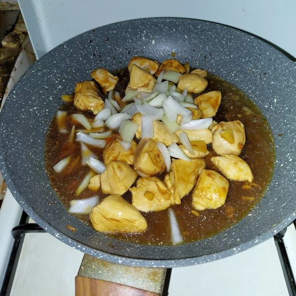 Tambahkan bawang bombay, aduk rata.