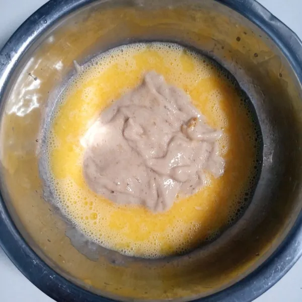 Masukkan pisang. Aduk rata.