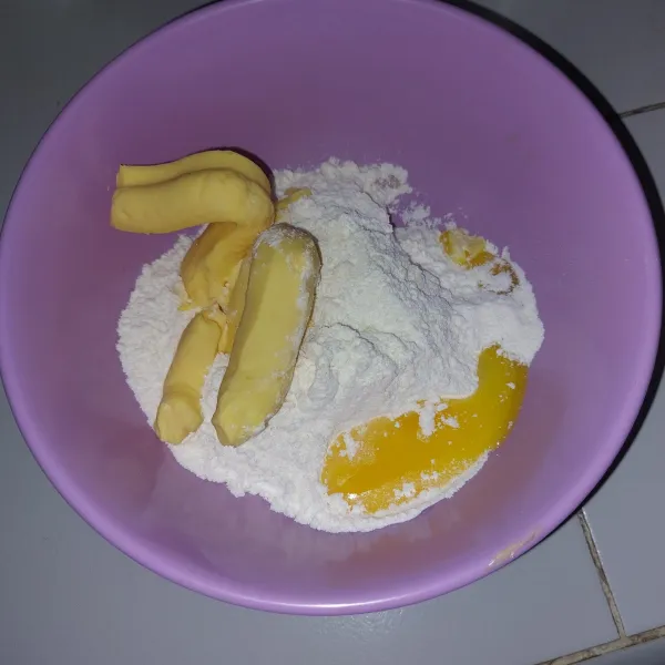 Campurkan margarin dingin, kuning telur dan terigu.