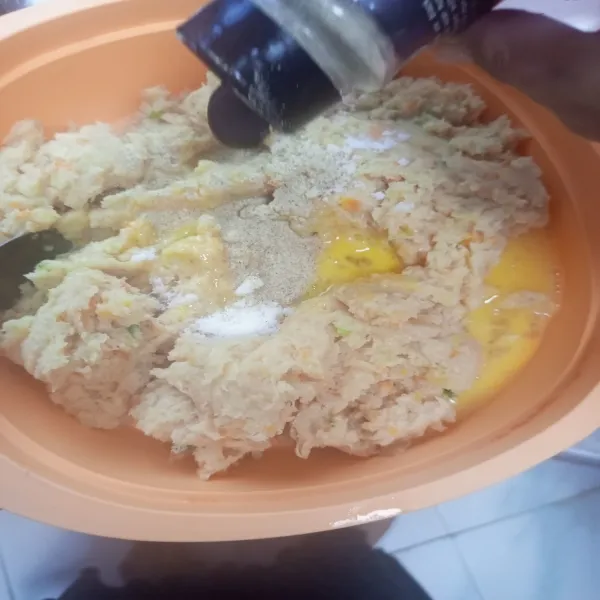 Letakkan adonan di dalam wadah lalu tambahkan telur, garam dan lada. Aduk rata.