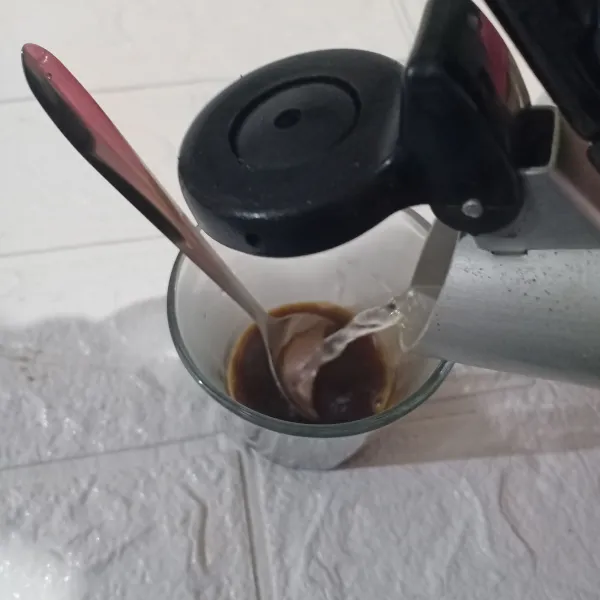 Seduh kopi dengan air panas, aduk rata.