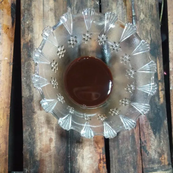 Dalam wadah lain masukan kopi bubuk dan air panas, aduk rata hingga kopi larut.