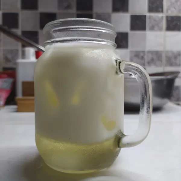 Kemudian tuang susu cair ke dalam gelas.