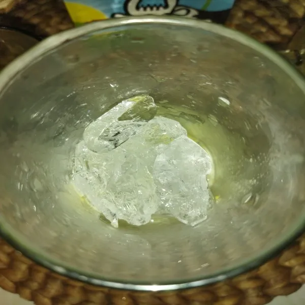 Siapkan  gelas saji, masukkan bubuk matcha yang tadi sudah diseduh, lalu beri es batu secukupnya.