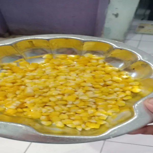 setelah masak dan agak dingin, pipihkan jagung dan beri sedikit mentega