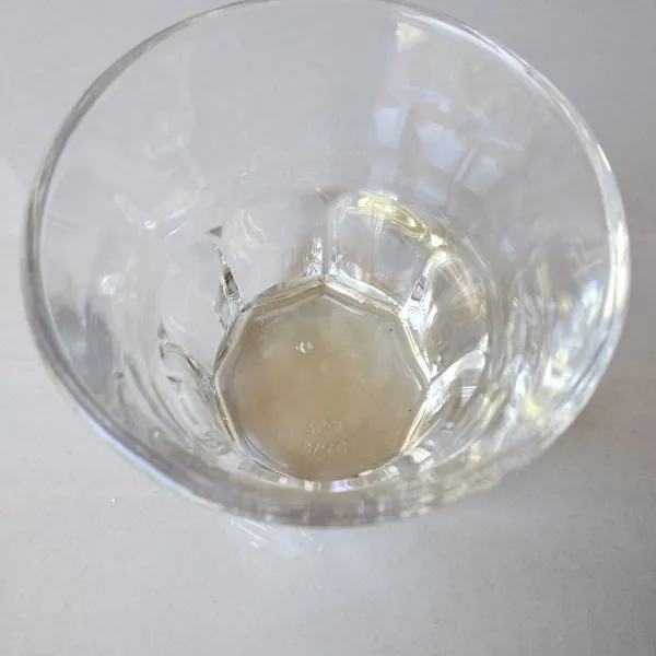 Masukkan sirup karamel kedalam gelas saji