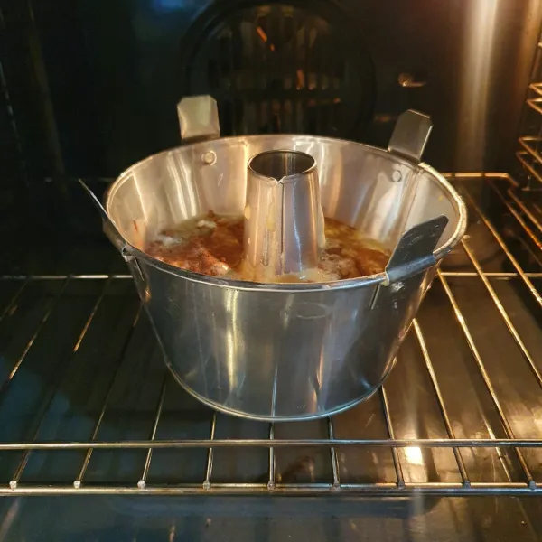 Masukkan ke dalam loyang chiffon, lalu oven hingga matang (suhu 170°C selama 40 menit)