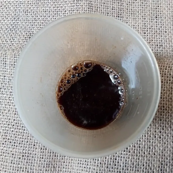 Seduh kopi dan gula pasir menggunakan air hangat, aduk hingga gula larut.