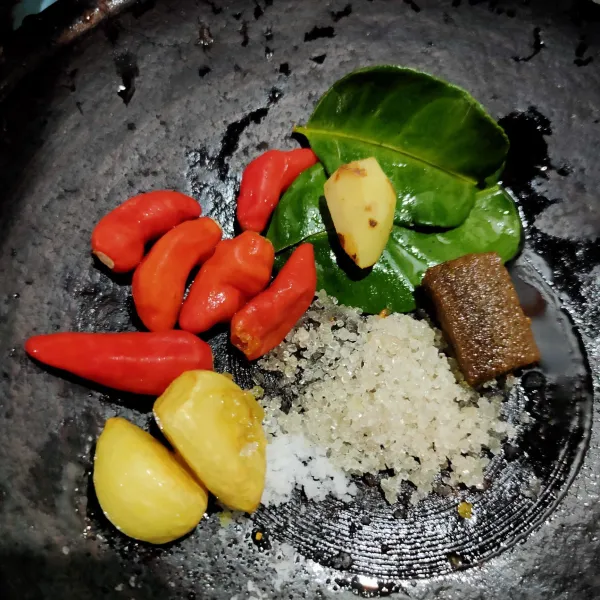Siapkan bawang putih dan terasi yang sudah digoreng, cabe rawit, kecur, daun jeruk, gula dan garam.