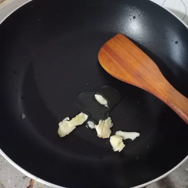 Tumis bawang putih sampai harum.