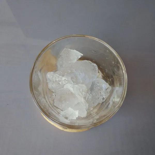 Masukkan es batu kedalam gelas