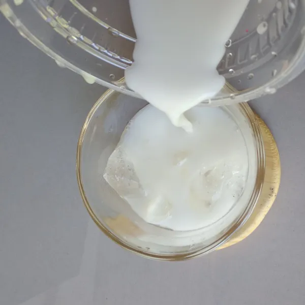 Tuang susu murni kedalam gelas