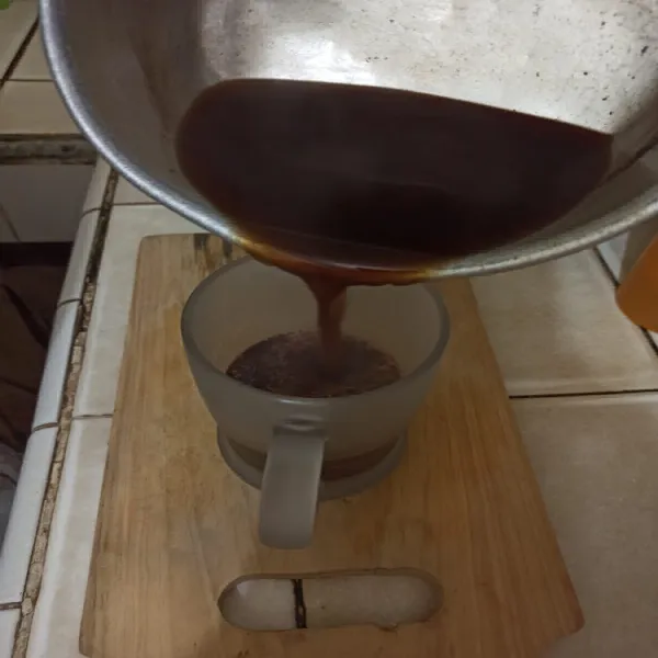 Seduh coklat bubuk dengan air kopi