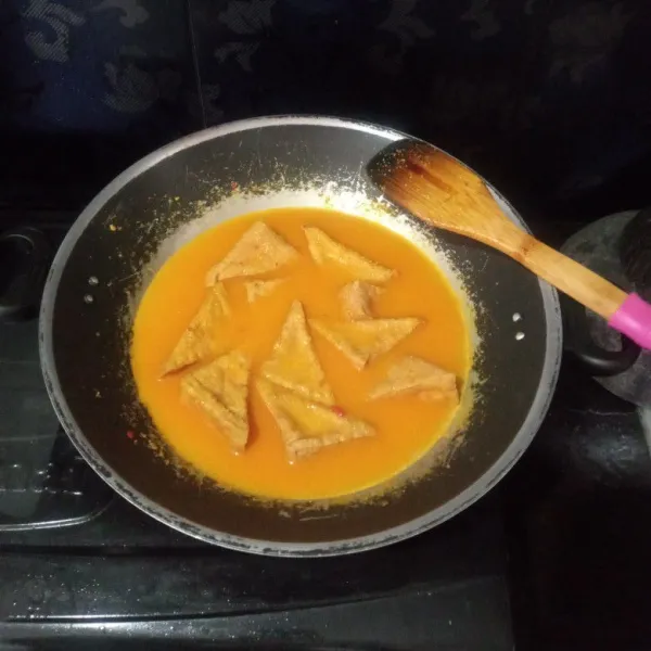 Masukkan air, masak hingga air mendidih.