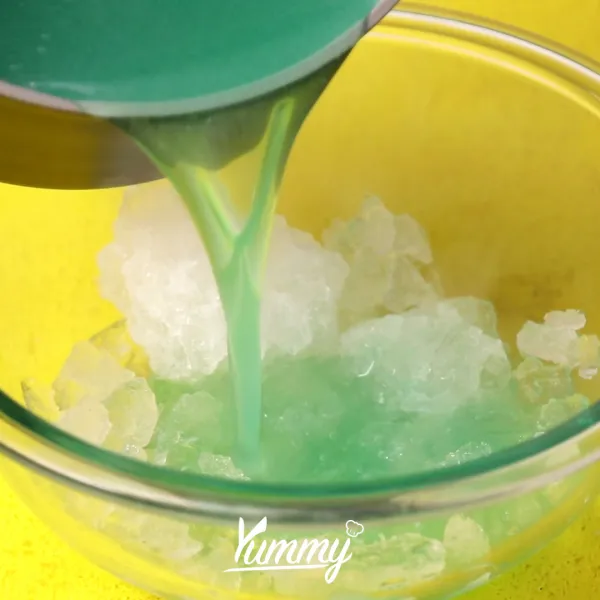 Ambil mangkuk dan isi dengan es batu. Tuangkan jelly yang masih panas kedalam mangkuk. Aduk-aduk jelly hingga menggumpal,  sisihkan.