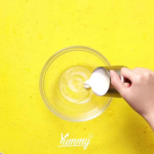 Ambil mangkuk lain dan isi dengan whipped cream cair. Kocok menggunakan mixer atau whisk hingga mengembang. Masukkan ke dalam piping bag.
