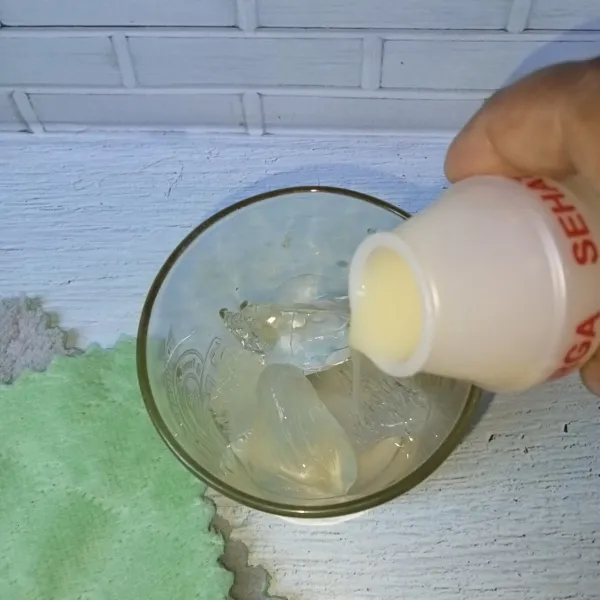 Tuang yakult ke dalam gelas.