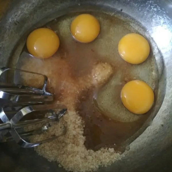 Dalam bowl mixer telur, gula dan garam hingga mengembang.