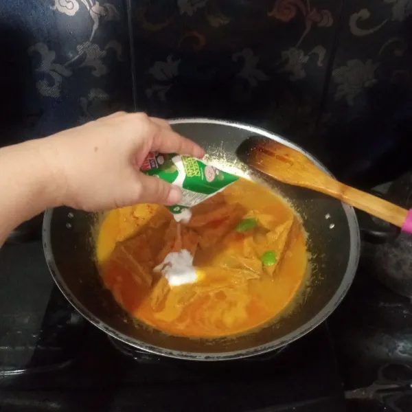 Masukkan santan, lalu aduk rata dan kecilkan api agar santan tidak pecah. Kemudian bumbui dengan garam, gula pasir serta merica bubuk, lalu cicipi rasanya.