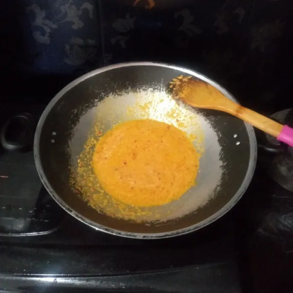 Panaskan 5 sdm minyak, tumis bumbu yang telah di haluskan hingga matang dan harum.