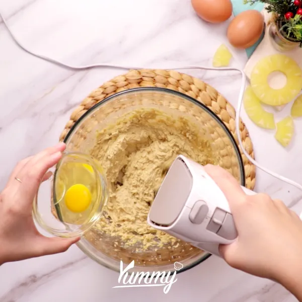 Siapkan mangkuk, lalu tambahkan butter, gula dan brown sugar kemudian mixer hingga tercampur rata. Lalu tambahkan telur satu persatu dan mixer hingga bertekstur creamy.