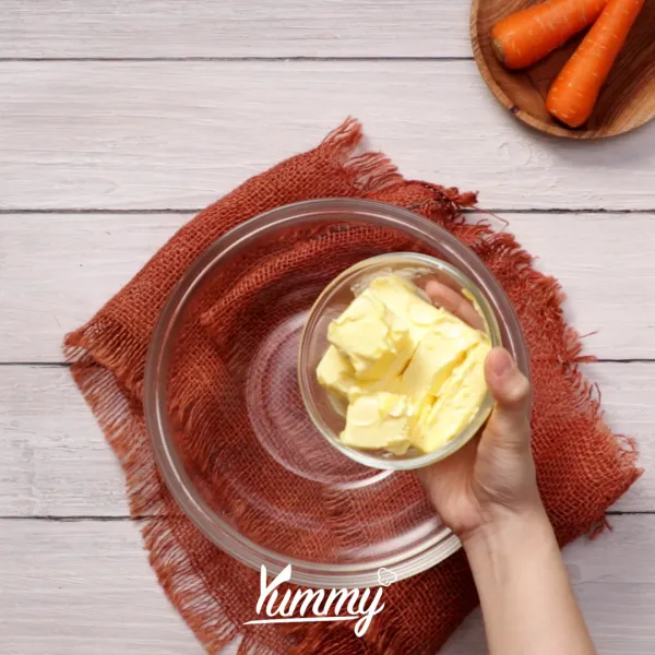 Masukkan mentega, gula pasir, gula palem, telur ke dalam wadah, mixer hingga tercampur rata dan mengembang.