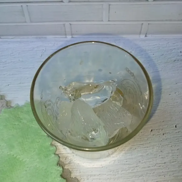 Siapkan gelas dan tambahkan es batu secukupnya.