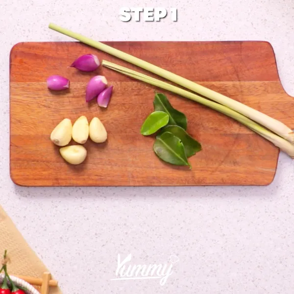 Menggunakan sebuah talenan siapkan bahan halus dengan mencincang bawang merah, bawang putih, sereh dan daun jeruk.
